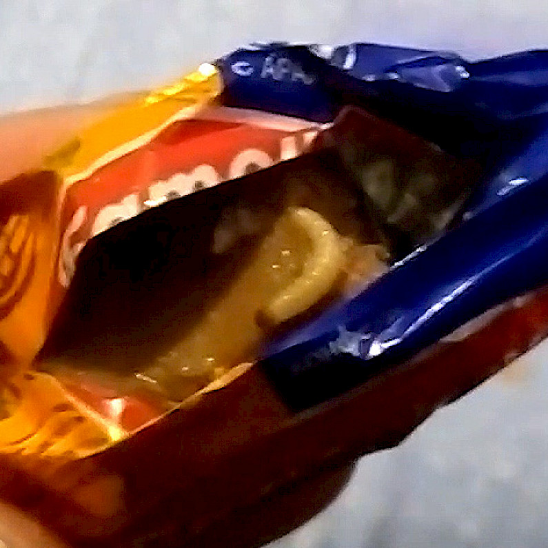 Жителям Югры в новогодних подарках попались конфеты с червями. ВИДЕО