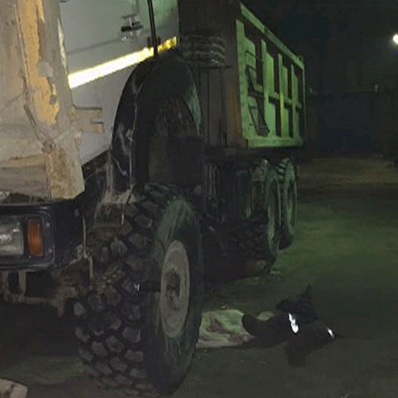 СК на Ямале начал проверку после гибели молодого мужчины под кабиной грузовика