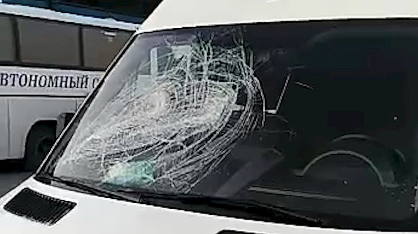 В Сургуте неизвестные в масках разбили пассажирский микроавтобус бизнесмена из Ноябрьска. ВИДЕО 