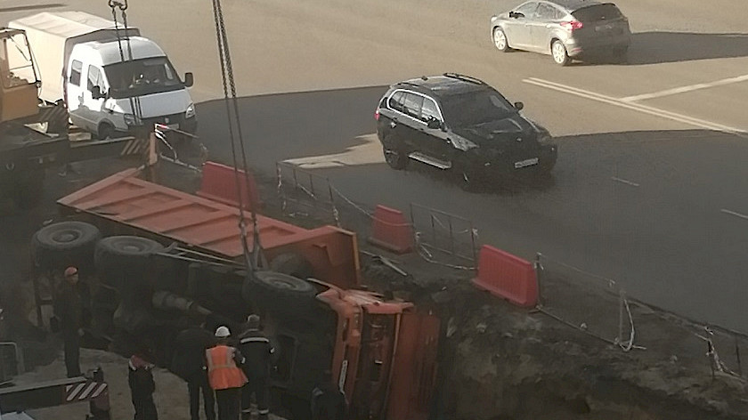 В Новом Уренгое грузовик провалился в вырытую коммунальщиками траншею. ФОТО