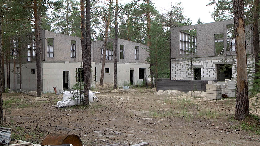 Недостроенную базу отдыха рядом с озером Ханто в Ноябрьске выставили на торги 