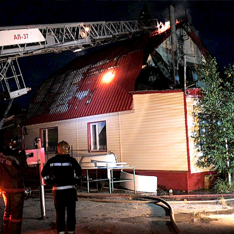  Причиной пожара в поселке Самострой в Ноябрьске мог стать поджог 