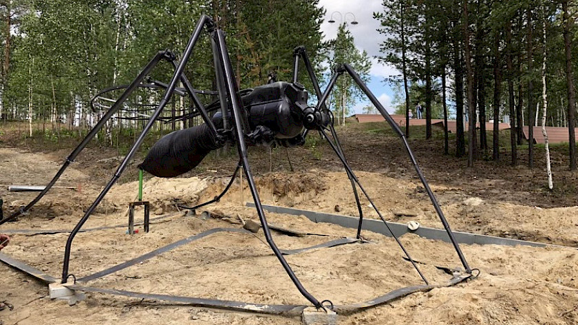 В Ноябрьске появился еще один «памятник комару». ФОТО
