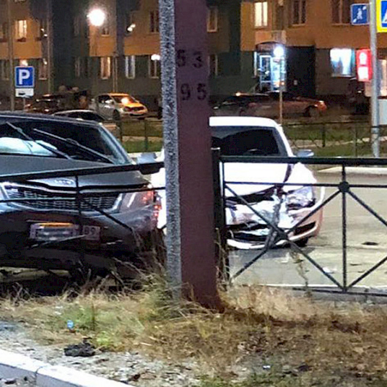 «Пострадали оба»: одна иномарка протаранила ограждение, водитель второй оказался в больнице из-за ДТП в Ноябрьске. ВИДЕО