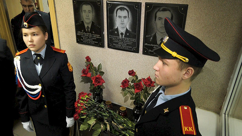 В здании полиции Ноябрьска установили мемориал погибшему от рук коллеги участковому