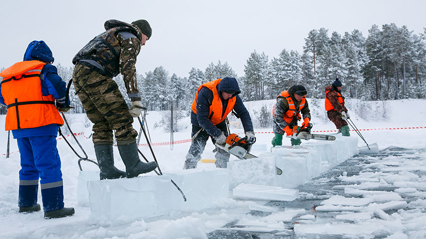  Художники начали заготовку льда для новогоднего городка в Ноябрьске 