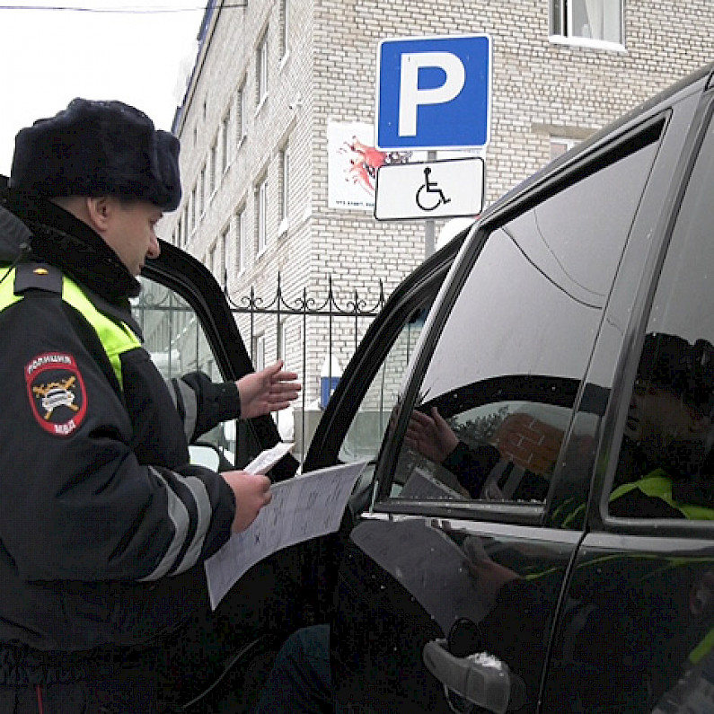 В Ноябрьске почти четыре десятка водителей оштрафованы за парковку на стоянке для инвалидов
