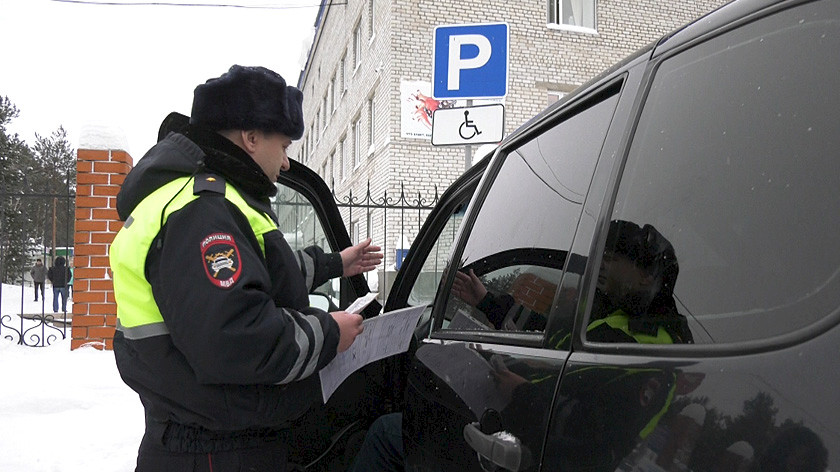 В Ноябрьске почти четыре десятка водителей оштрафованы за парковку на стоянке для инвалидов