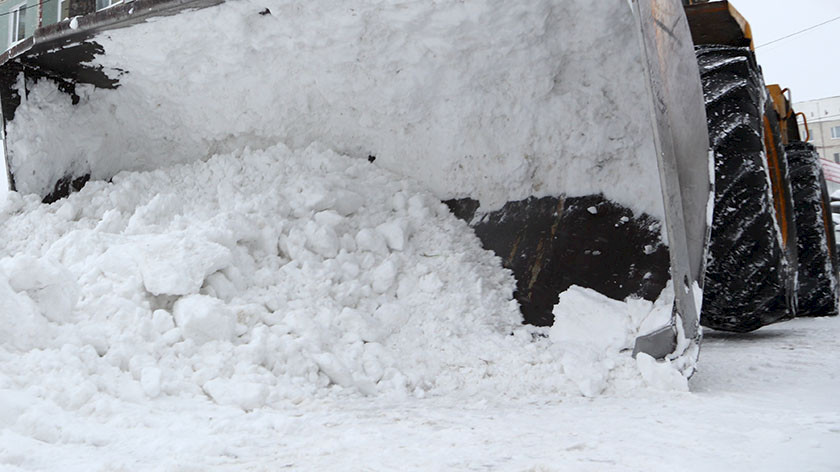 Во дворе жилого дома в Ноябрьске снежная куча «уронила» трактор 
