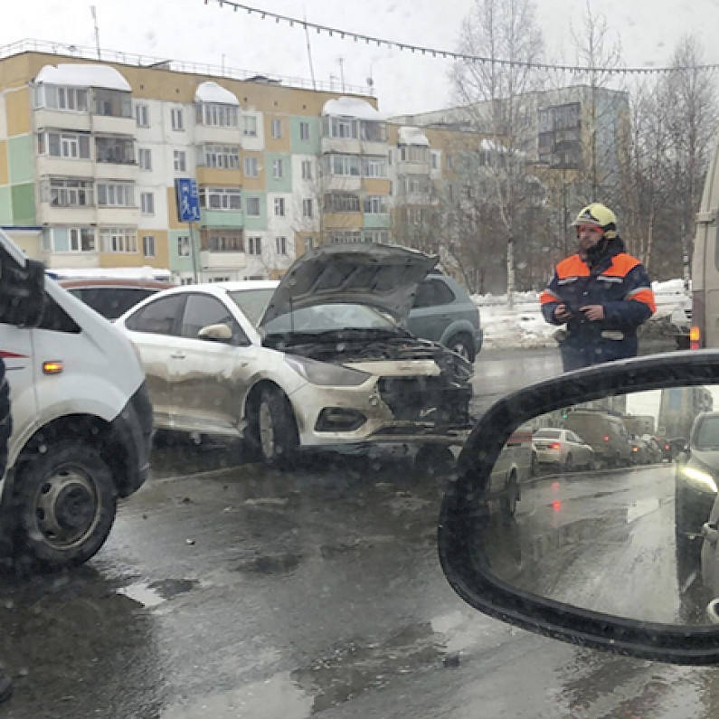 Легковушка и микроавтобус столкнулись на центральной улице Ноябрьска 