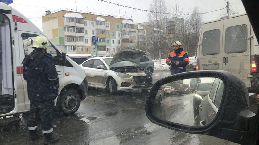 Легковушка и микроавтобус столкнулись на центральной улице Ноябрьска 