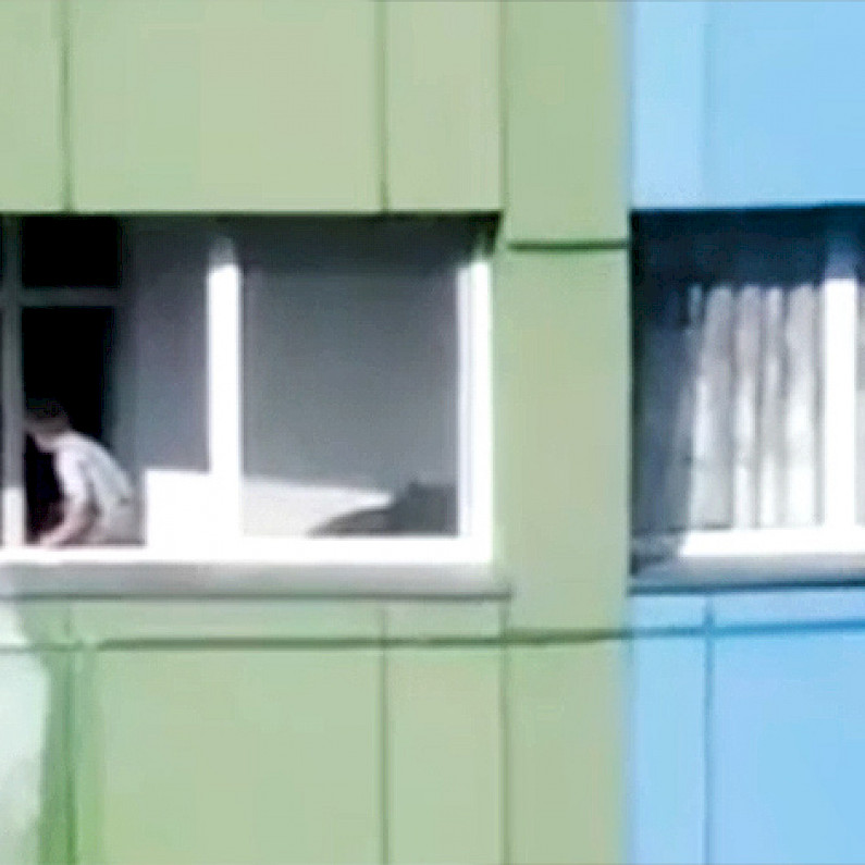 В Ноябрьске малолетний ребенок устроил опасные игры у открытого окна. ВИДЕО