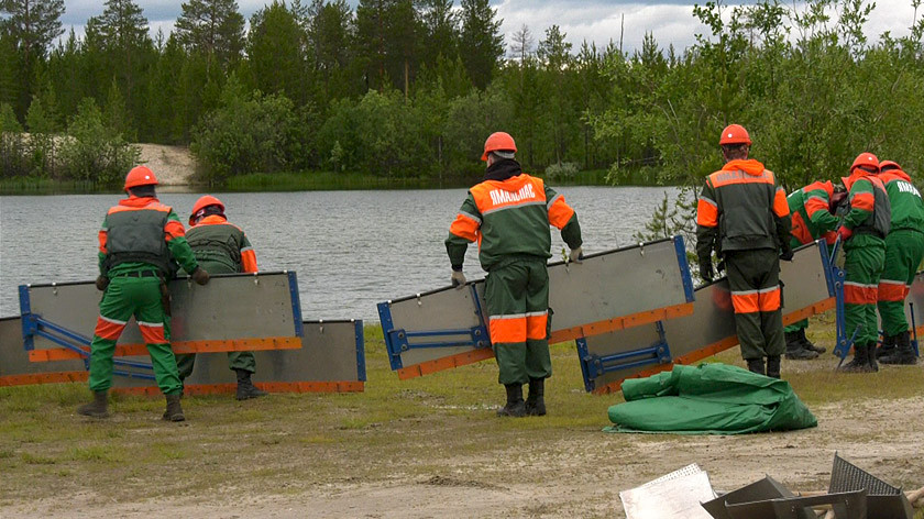 Спасатели ликвидируют последствия экологического ЧП на водоеме в Ноябрьске 