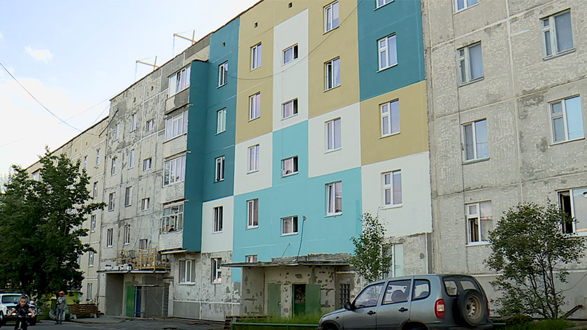 В Ноябрьске приводят в порядок фасады жилых домов