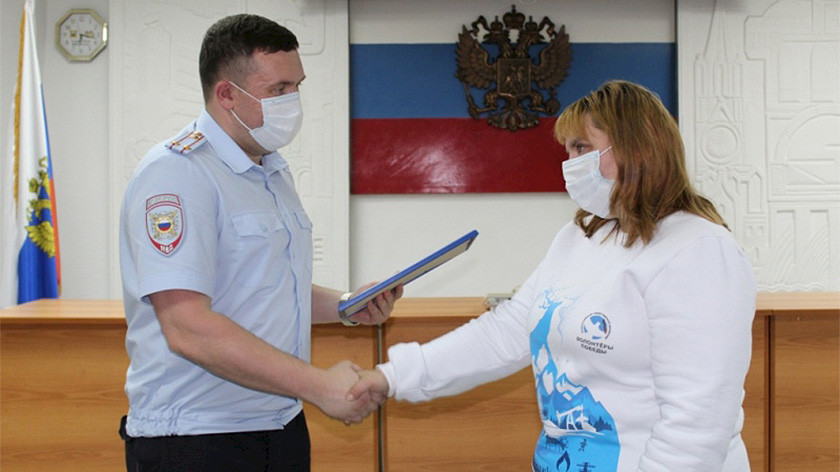 Жительницу Ноябрьска наградили за помощь при пожаре