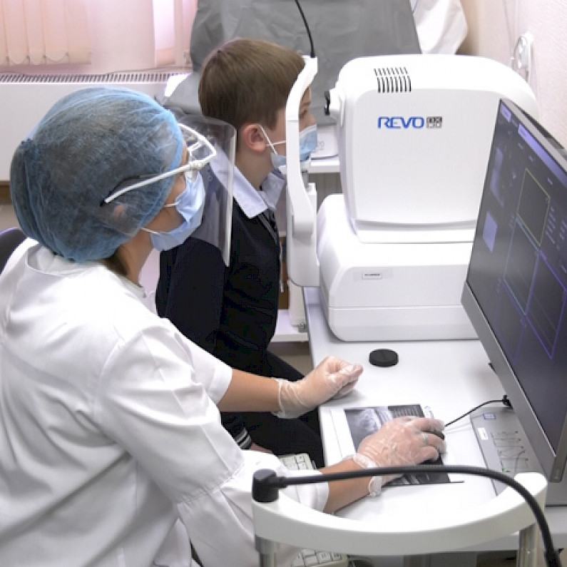 Новое оборудование в поликлинике Ноябрьска поможет диагностировать болезни глаз у детей