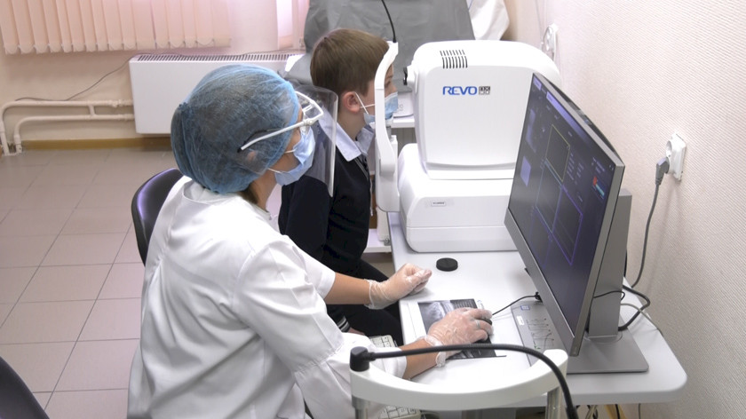 Новое оборудование в поликлинике Ноябрьска поможет диагностировать болезни глаз у детей