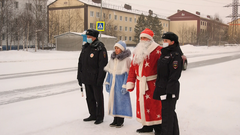 Дед Мороз и Снегурочка присоединились к полицейским рейдам на дорогах Ноябрьска 