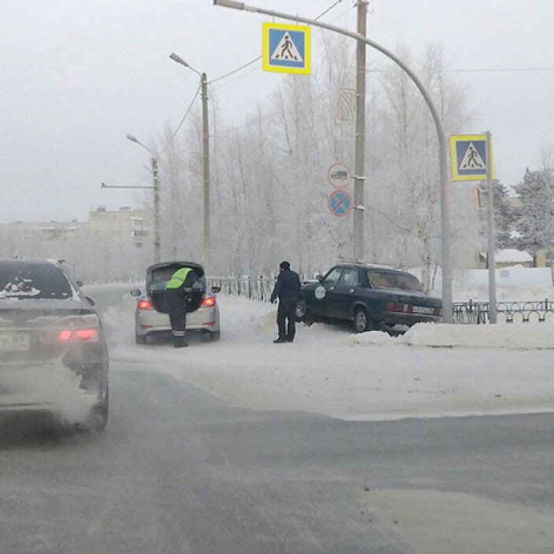 Легковушка вылетела на тротуар на перекрёстке в центре Ноябрьска