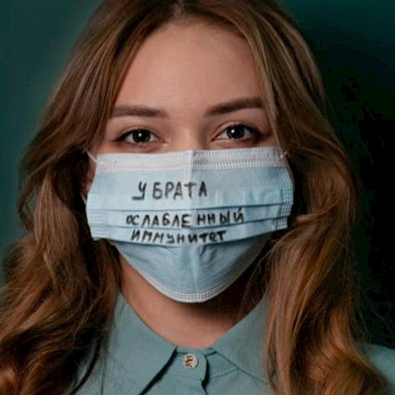 Студенты ноябрьского колледжа устроили необычную фотосессию в медицинских масках