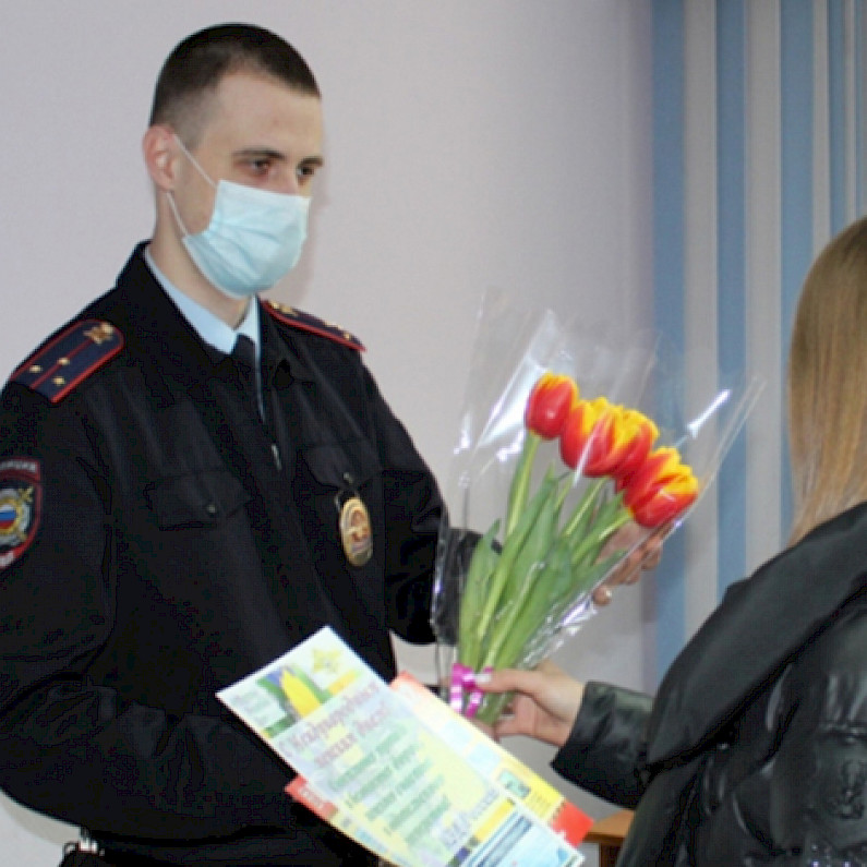  Полицейские Ноябрьска начали поквартирный обход в честь праздника и мошенников 