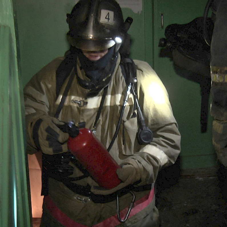 Один человек эвакуирован при возгорании в жилой пятиэтажке Ноябрьска
