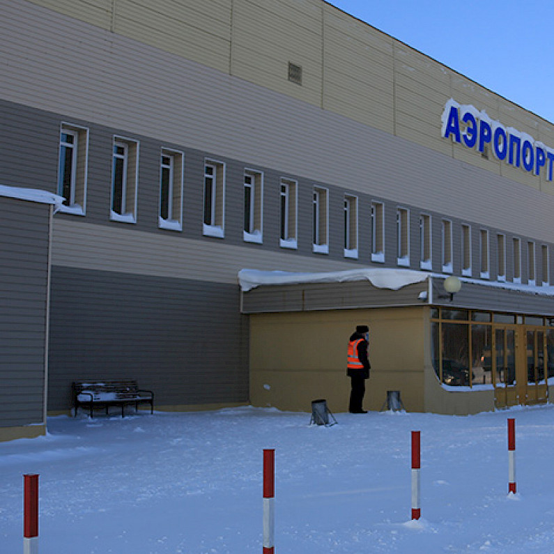 Аэропорт Ноябрьска из-за снегопада не принимает самолёты