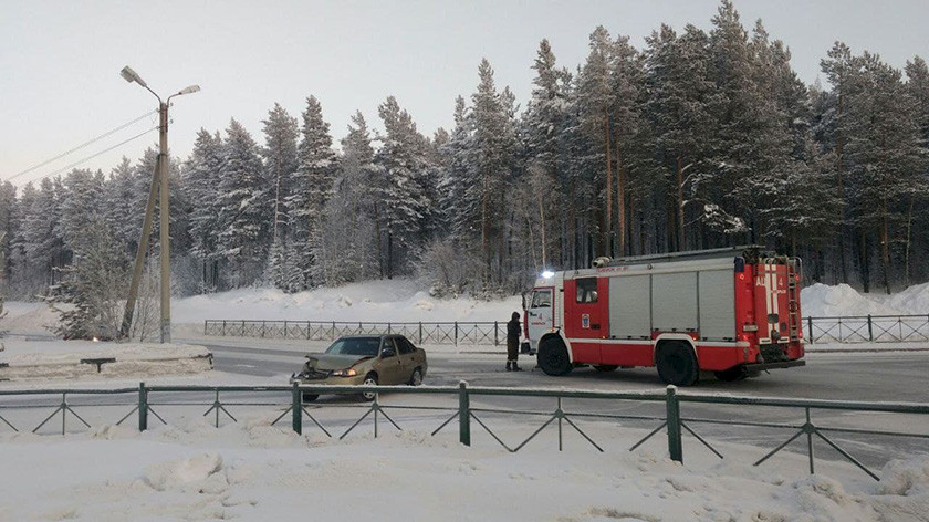 В Ноябрьске автомобиль пожарной службы попал в ДТП, направляясь на вызов