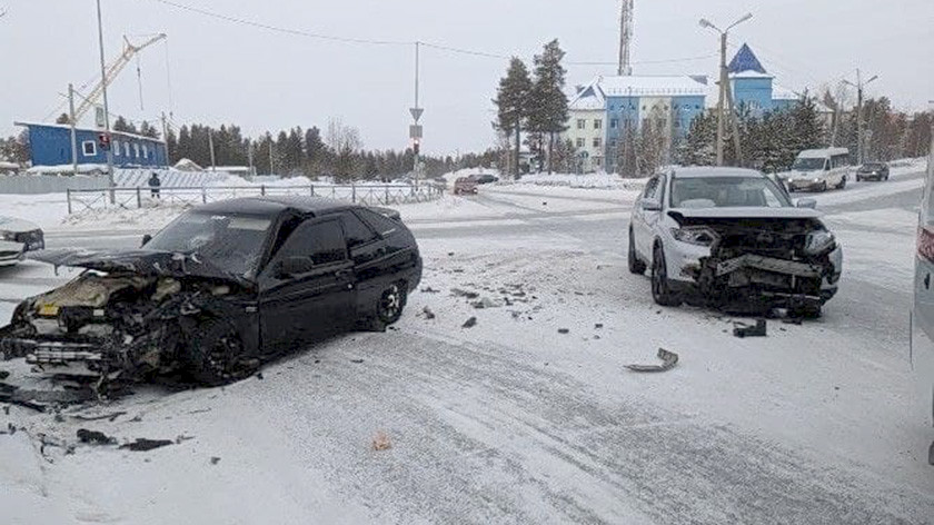 Шесть человек и четыре автомобиля пострадали в ДТП в Ноябрьске за одно утро