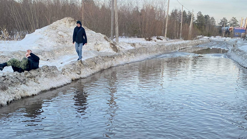Провалились и намокли: бескрайняя лужа парализовала движение пешеходов в Ноябрьске