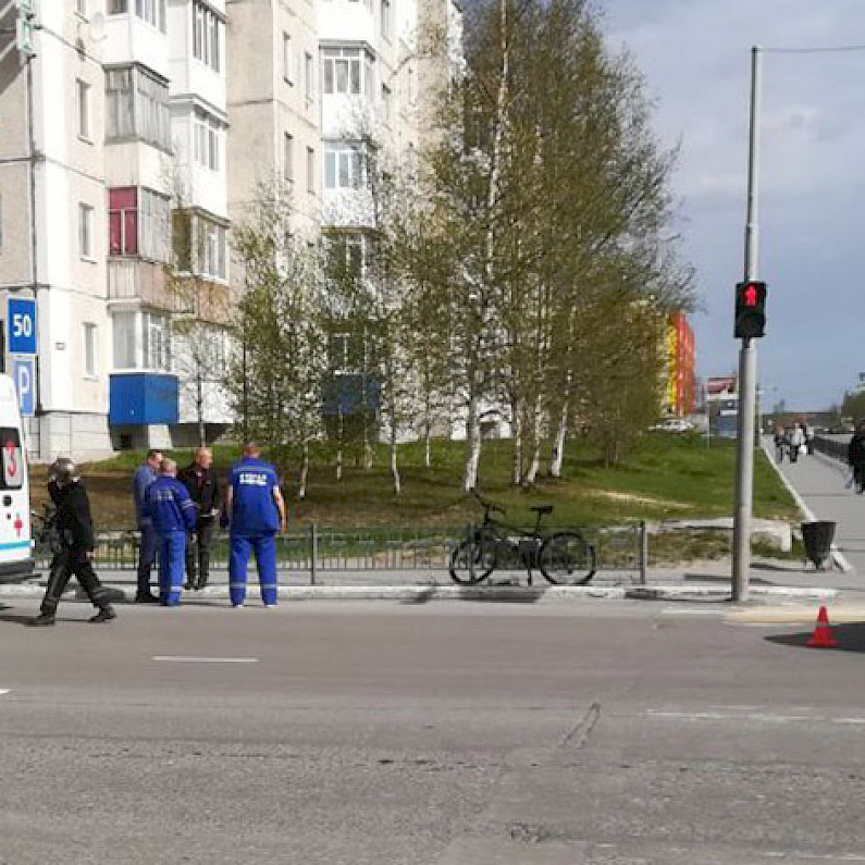 Не спешился на «зебре»: велосипедист угодил под колеса иномарки в Ноябрьске. ФОТО