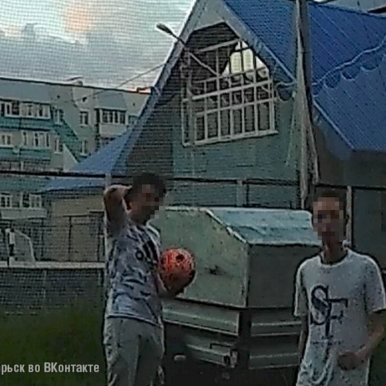 Житель Ноябрьска ищет юных футболистов, испортивших автомобиль. ВИДЕО
