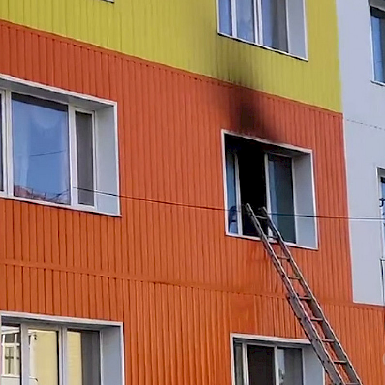 Полтора десятка человек эвакуировали из горящей пятиэтажки в Ноябрьске. ВИДЕО