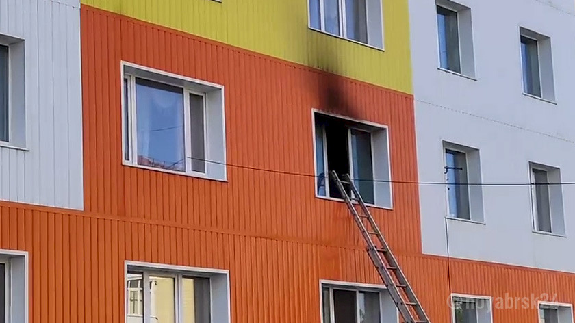 Полтора десятка человек эвакуировали из горящей пятиэтажки в Ноябрьске. ВИДЕО