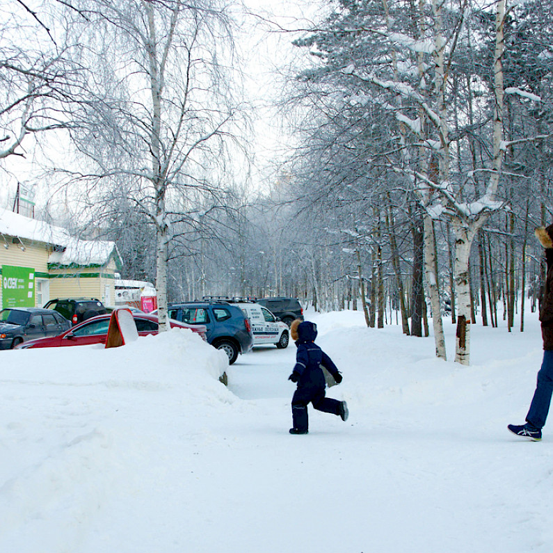 Младшеклассникам Ноябрьска рекомендовали остаться дома из-за мороза