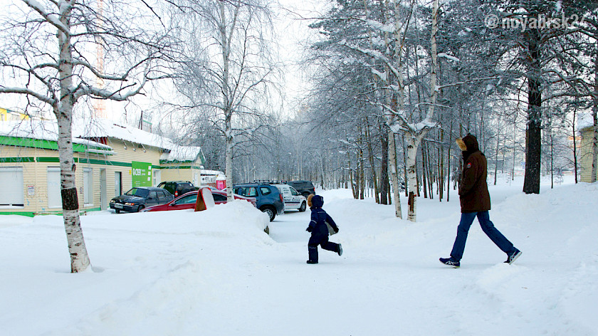 Младшеклассникам Ноябрьска рекомендовали остаться дома из-за мороза