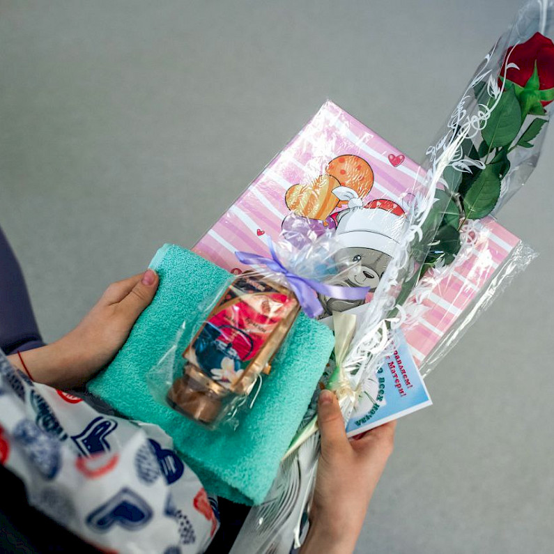 В перинатальном центре Ноябрьска поздравили женщин с Днём матери. ФОТО