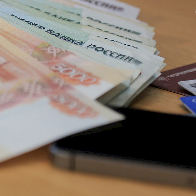 За сутки трое жителей Ноябрьска «подарили» аферистам более миллиона рублей  