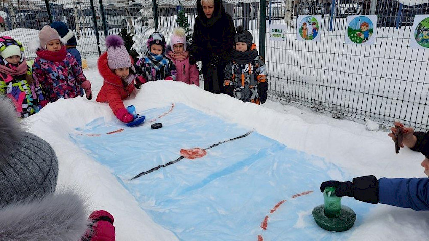 Снежный боулинг, тропа препятствий: в детсадах Ноябрьска появились необычные снежные городки