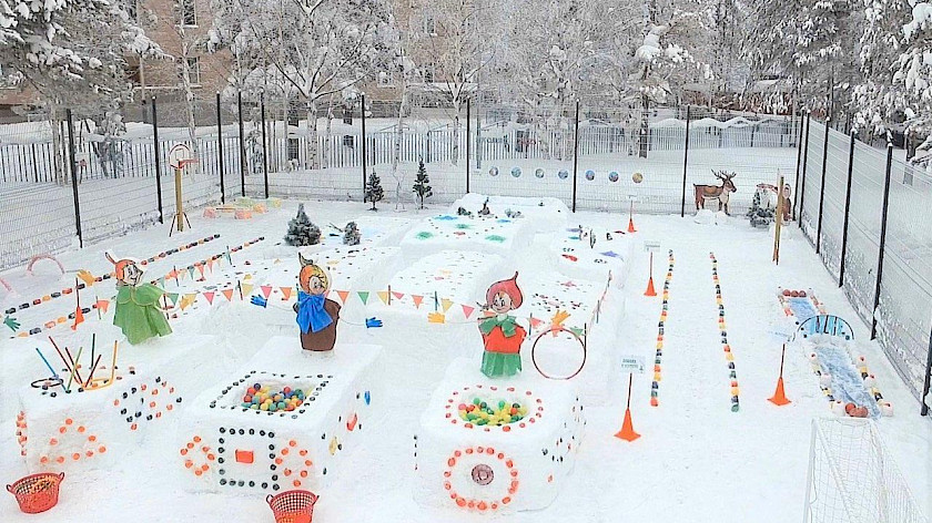 Снежный боулинг, тропа препятствий: в детсадах Ноябрьска появились необычные снежные городки