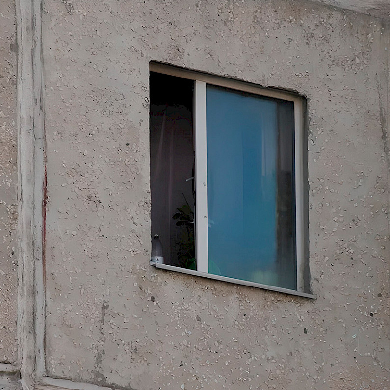 В Ноябрьске мужчина выпал из окна третьего этажа на козырек над входом в подъезд