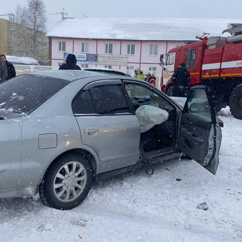 Два человека доставлены в больницу после аварии в Ноябрьске. ФОТО