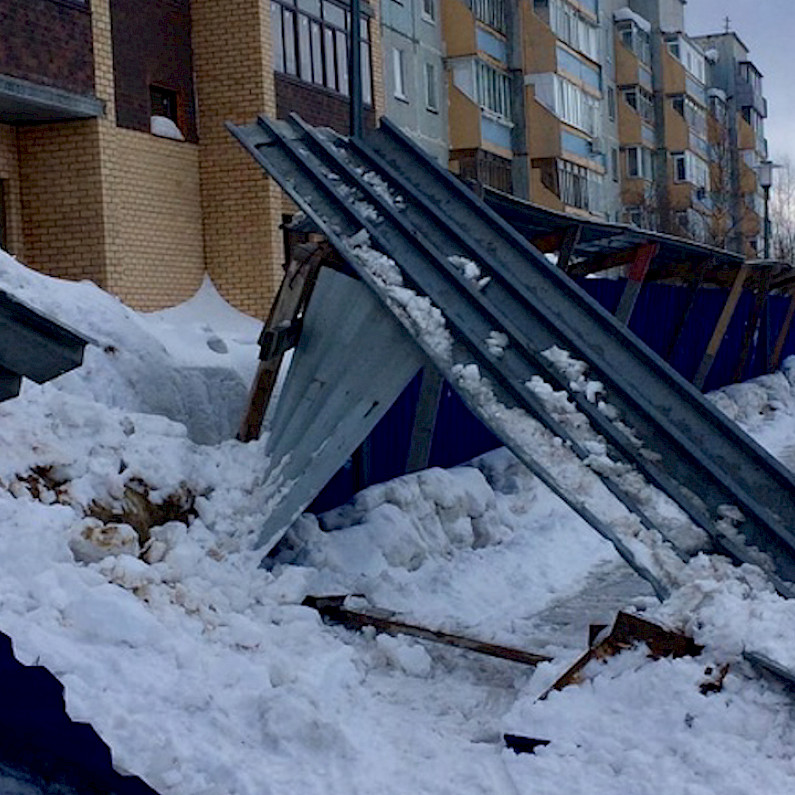 Жители Ноябрьска пожаловались на упавшее защитное ограждение у недостроенного дома