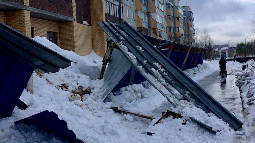 Жители Ноябрьска пожаловались на упавшее защитное ограждение у недостроенного дома