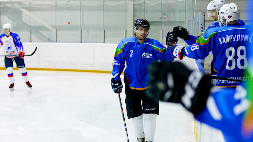 В Ноябрьске прошел хоккейный матч между нефтяниками и газовиками. ФОТО