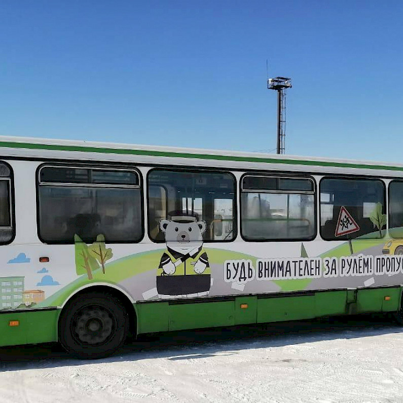 В Ноябрьске автобусы украсили наклейками с белыми медведями-гаишниками