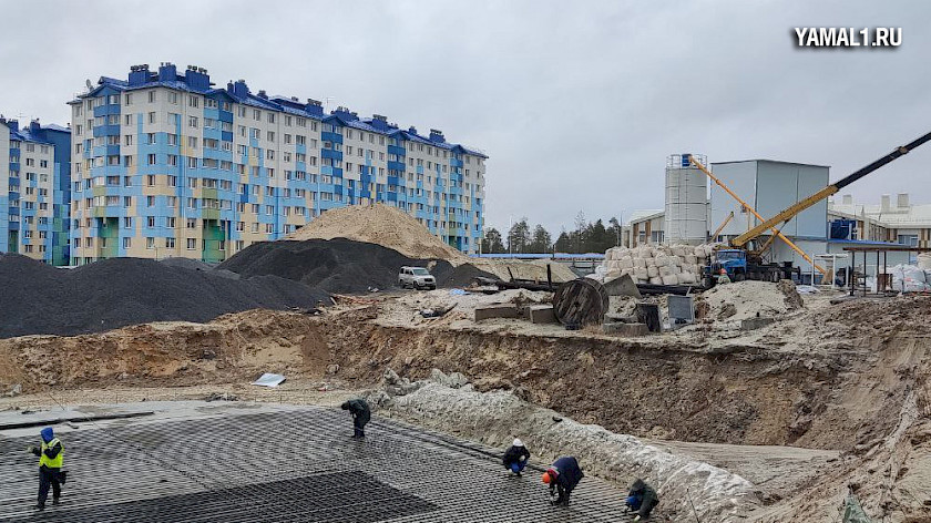 Нужно набраться терпения: жители Ноябрьска жалуются на шум из-за строительства новой школы. ВИДЕО