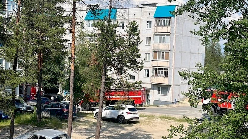 Дым из окна: в Ноябрьске снова вызывали пожарных