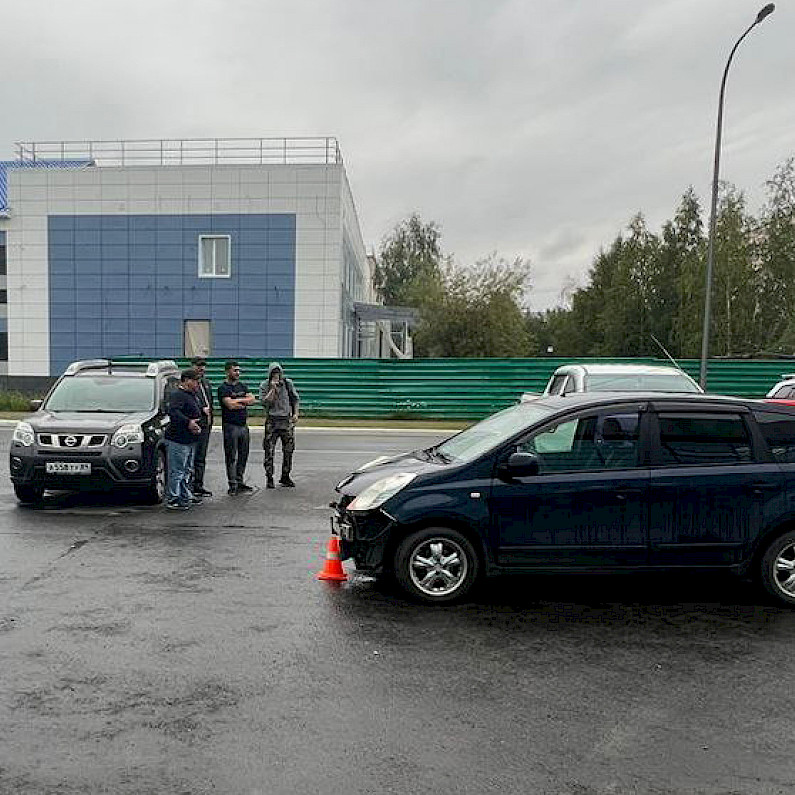 Десятилетний ребенок попал под колеса машины возле ТЦ «Ардо» в Ноябрьске. ФОТО
