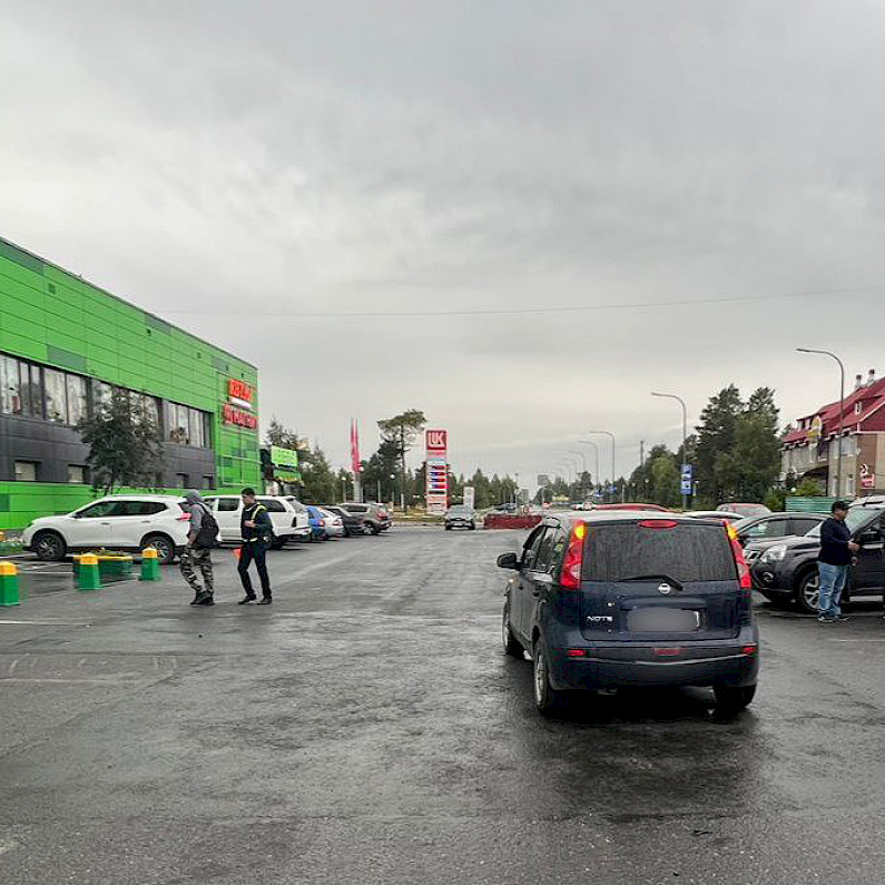 Десятилетний ребенок попал под колеса машины возле ТЦ «Ардо» в Ноябрьске. ФОТО